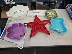 lot 25399 image: Lot of Miscellaneous Kitchen Items