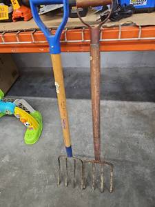 lot 58173 image: Set of 2 Vintage Pitchforks
