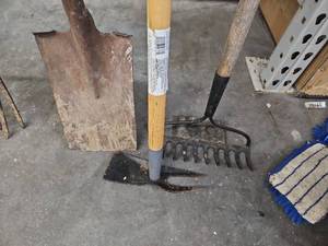 lot 58174 image: Miscellaneous Garden Tools