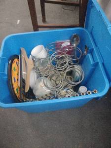 lot 20379 image: Tote of Miscellaneous Home Decor Items