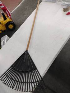 lot 20404 image: poly leaf rake