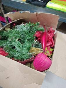 lot 59128 image: Box of Christmas Decor Items