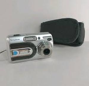 lot 59109 image: Fujifilm  FinePix A330 digital camera with Icon Camera Bag