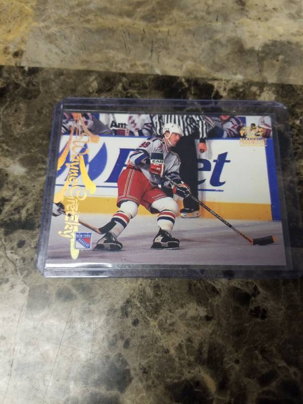 lot 1258 image: 1997 Pacific Trading Cards Pacific Paramount Wayne Gretzky New York Rangers Hockey Card