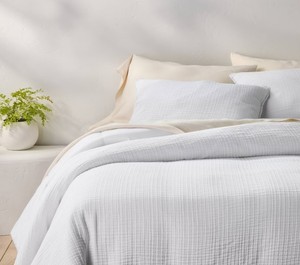 lot 9652 image: King Size White Quilted Comforter