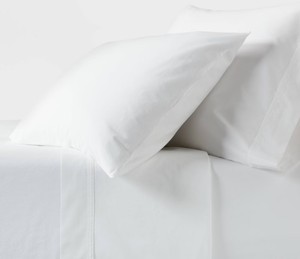 lot 9705 image: Queen 250 Thread Count Organic Percale Sheet Set True White - Threshold GOTS Certified, Includes 4 Pieces, Fits up to 18 Mattress - Retail $65
