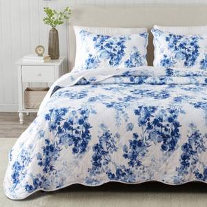 lot 11396 image: Great Bay Home Floral TwinTwin XL Quilt Set with Shams, Blue Floral Bedding Set, All-Season, Lightweight Bedspread. Reversible, Farmhouse Bedding. (TwinTwin XL, Jacqueline)