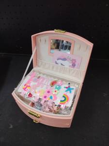 lot 5608 image: Pink Music Jewelry Box with Hair Accessories Gift Set
