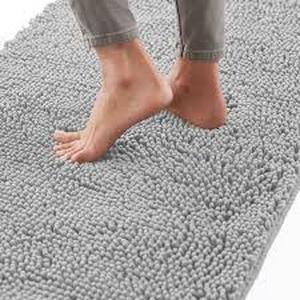 lot 14490 image: Gray Chenille Bath Mat with Non-Slip Backing 24in x 32in