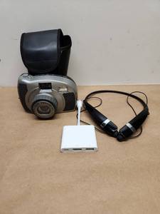 lot 23 image: Mixed Electronics Bundle Digital Camera Headphones USB Hub