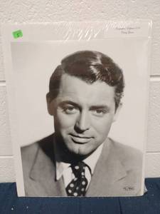 lot 60338 image: Masterpiece Editions 219 Carey Grant