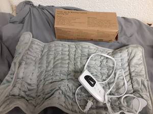 lot 619 image: Electric Heating Pad with Digital Controller - Retail $25