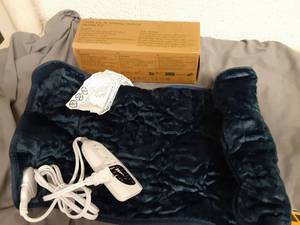 lot 663 image: Electric Heated Warming Comfort Pad with Controller - Retail $25
