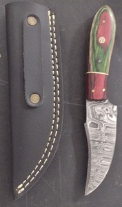 lot 31 image: Handcrafted Damascus Steel Full Tang Knife Blade with Sheath approx 7.5 inches Hunting Fishing