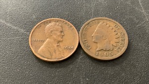 lot 46 image: Set of 2 pennies - 1944 Lincoln Wheat Penny and 1905 Indian Head Penny - US Coins
