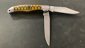 lot 49 image: Multi-Blade Folding Pocket Knife with Honeycomb Pattern Handle approx 9 inches when open