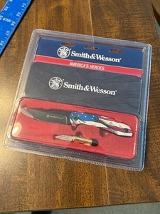 lot 1008 image: Brand new Smith and Wesson 2 piece knife set