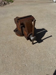 lot 1015 image: Columbian 045-M4 Vice