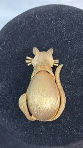 lot 16 image: Gold-Tone Cat Brooch Pin