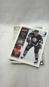 lot 141 image: Hockey Trading Cards Collection Mixed Years and Brands (19 Cards)
