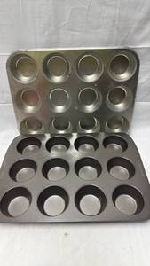 lot 142 image: 12-Cup Non-Stick Muffin Pan 2-Piece Set