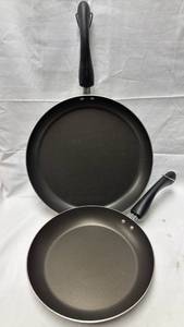 lot 175 image: Faberware Non-Stick Frying Pan Set with Black Handles