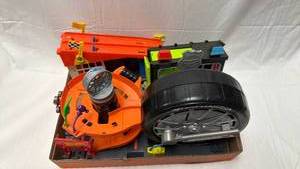 lot 208 image: Hot Wheels City Tire Shop Playset Piece with Giant Tire & Other Playset Pieces