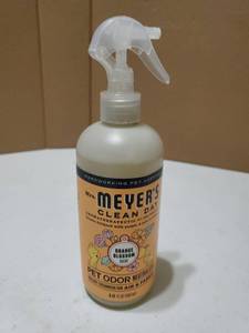 lot 56974 image: Mrs. Meyers Clean Day Pet Odor Neutralizer Orange Blossom Scent 12 fl oz - Retail $4