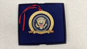 lot 30113 image: 1989 White House Bicentennial Presidential Ornament with Certificate - Retail $25