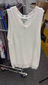 lot 60786 image: Tommy Bahama White Cable Knit Sweater Size Small - Retail $45