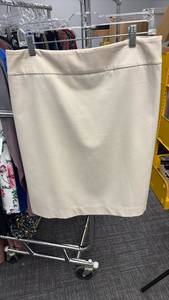 lot 60789 image: Anne Klein Beige Pencil Skirt Size 14 - Retail $25