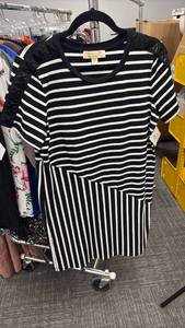 lot 60802 image: Michael Kors Black and White Striped T-Shirt Size L - Retail $25