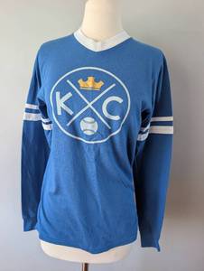 lot 2744 image: Kansas City Royals Baseball Long Sleeve Jersey Shirt - Size Small