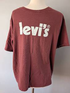 lot 2747 image: Levis Logo T-Shirt Red Burgundy - Size Large