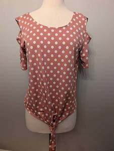 lot 2750 image: Star Vixen Coral Polka Dot Cold Shoulder Tie Front Top - Size Medium