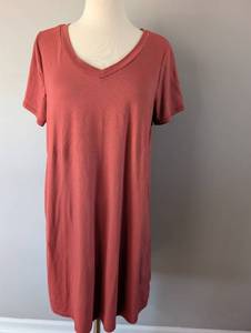 lot 2757 image: Pink Lily V-Neck T-Shirt Dress - Size Large