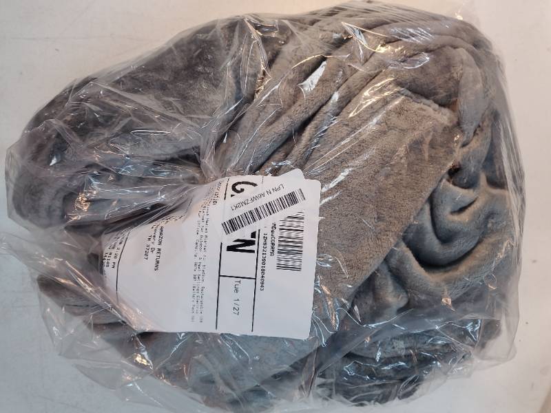 lot 27003 image: Portable Cordless Heated Blanket for Stadium, Rechargeable USB Heated Throw Blanket for Outdoor, 3 Heat Settings Electric Heated Blanket for Office, Camping, 58x38 (Battery Pack Not Included) - Retail $26