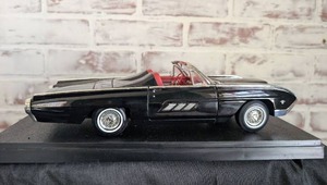 lot 211 image: 1963 Ford Thunderbird Convertible Die Cast Model Car in Display Case