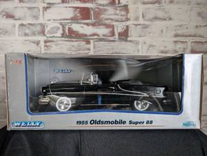 lot 506 image: Welly 1955 Oldsmobile Super 88 Die Cast Model Car 118 Scale
