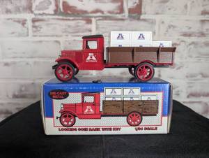 lot 724 image: 1931 Hawkeye Crate Die-Cast Metal Coin Bank with Key