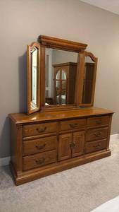 lot 922 image: American Drew dresser 34 x 72 x 19 in with tri-fold mirror 42 inch tall