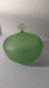 lot 1432 image: Vintage green glass lidded powder jar