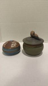 lot 1517 image: Pottery lidded bowls
