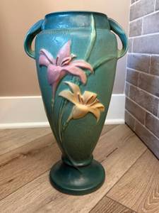 lot 2 image: Roseville Pottery zephyr lily double handled vase