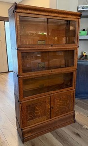 lot 900 image: Globe-Wernicke Company quarter-sawn oak stacking barrister bookcase 64 x 34 x 13 in