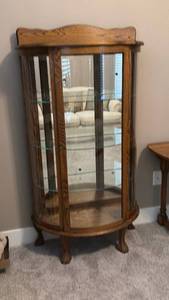 lot 904 image: Curved front glass and oak curio cabinet 60 x 32 x 16 in