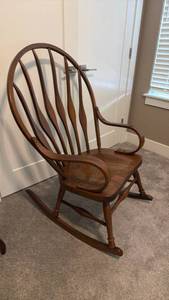 lot 905 image: Vintage Virginia House wood rocking chair 46 x 29 x 32 in seat width is 17 in