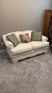 lot 907 image: Ivory upholstered loveseat 30 x 64 x 36 in with accent pillows