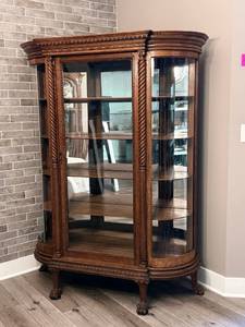 lot 909 image: Victorian-era oak curved glass china display cabinet 71 x 54 x 18 in