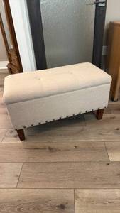 lot 912 image: Upholstered storage bench 17 x 32 x 16 in